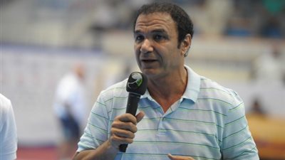 «الطيب» يعلق على مباريات الأهلي والزمالك عبر شاشات عملاقة بالسويس