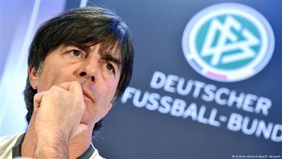 «لوف» يحاول الاحتفاظ بهدوئه رغم تعثر الماكينات أمام إنجلترا