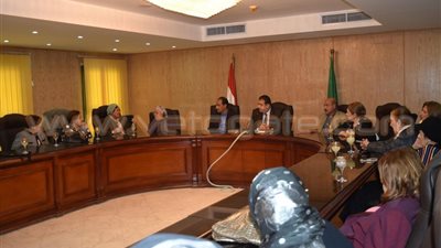 بالفيديو.. محافظ الفيوم يلتقي وفد جمعية «سيدات مصر»