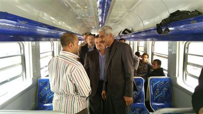 بالصور.. رئيس السكة الحديد يتفقد تشغيل أول قطار مطور بورش «أبو راضي»