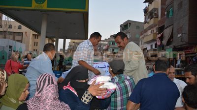 توزيع 6 أطنان سكر على المواطنين بالمنصورة بسعر 5 جنيهات للكيلو