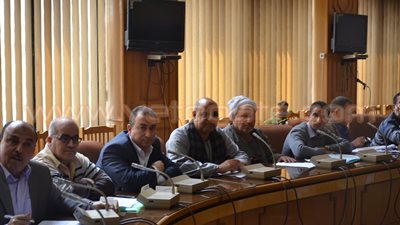 بالصور.. محافظ الإسماعيلية يناقش مشكلات قرية أم عزام