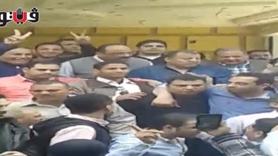 بالفيديو.. الشرطة تحتفل بضبط «الدوكش» على سلالم منزله بالجعافرة