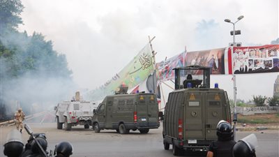 الشرطة تطلق الغاز المسيل للدموع على 