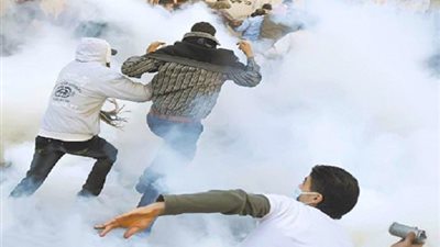 الشرطة تطلق الغاز المسيل للدموع على أنصار المعزول بميدان 