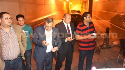 بالصور.. قلاش وعضوي المجلس يغادرون نيابة زينهم وخالد علي يستقبلهم