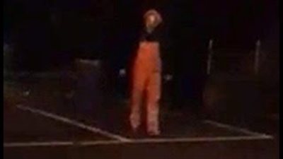 بالفيديو.. لقطات صادمة لـ«بلياتشو» يهاجم شابا بمطرقة