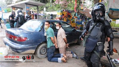 أنصار المعزول يحاولون تحرير المعتصمين المقبوض عليهم بـ