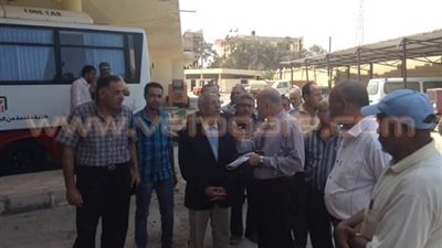 بالصور.. محافظ شمال سيناء يتفقد الحملة الميكانيكية