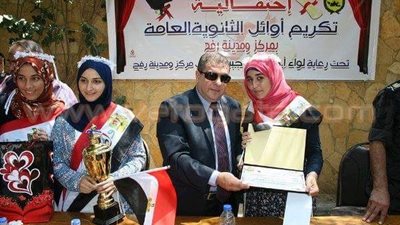 بالصور.. رئيس مدينة رفح يكرم 23 طالبا وطالبة من أوائل الثانوية العامة