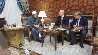 شيخ الأزهر يلتقي ممثل المنظمة الإسلامية للعلوم والثقافة بالقاهرة