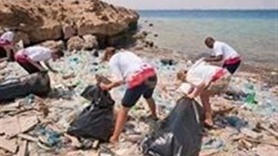 بالصور.. سياح أجانب ينظفون شواطئ الغردقة من القمامة