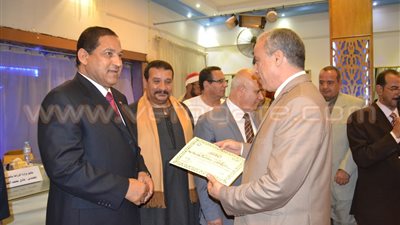 بالصور.. محافظ الغربية يكرم المزارعين المتميزين في توريد القمح