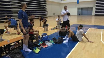 بالصور.. منتخب «الطائرة» يؤدي تدريباته الصباحية بمعسكر تركيا