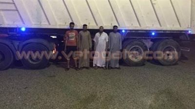 بالصور.. لحظة ضبط مصريين يسرقون صناديق سيارات النقل بالكويت