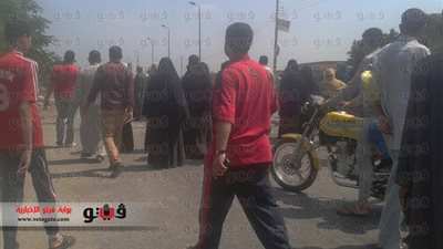 بالصور.. أنصار المعزول يقطعون طريق 