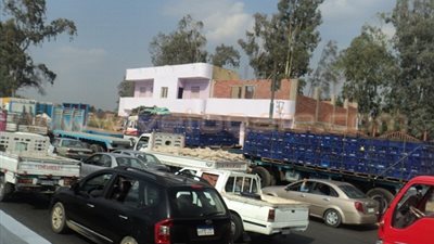 إعادة الحركة المرورية إلى طبيعتها بعد انقلاب سيارة بالقليوبية