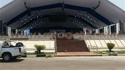 بالصور.. الانتهاء من منصة الاحتفال الرئيسية في ذكرى افتتاح القناة