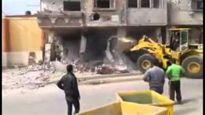 بالفيديو.. لحظة انهيار منزل فوق جرافة أثناء هدمه بفلسطين