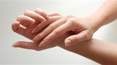 قناع الجيلاتين يجعل الأيدي بيضاء كالثلج