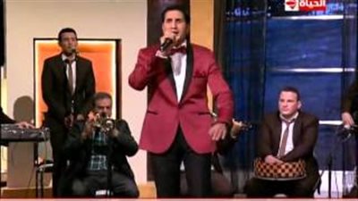 بالفيديو.. مطرب «الزهر» يفاجئ جمهور «بوضوح» بغناء موال جديد