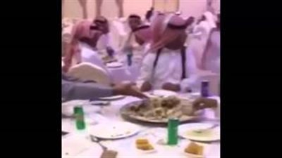 بالفيديو.. شاب «مفجوع» يتعرض لموقف محرج في حفل زفاف بسبب «اللحم»