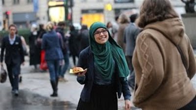 بالفيديو.. رد فعل المارة بالسويد على فتاة محجبة تحمل لافتة «أنا مسلمة»