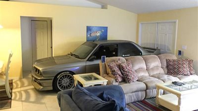 بالصور.. شاب أمريكي يركن «BMW» داخل حجرة المعيشة