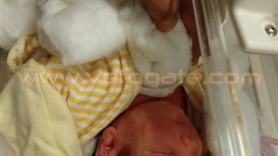 بالصور.. مسئولو مستشفى طنطا الجامعي يلقون رضيعة في الشارع