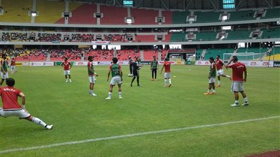 بالصور.. لاعبو المنتخب يؤدون عمليات الإحماء استعدادًا للكونغو