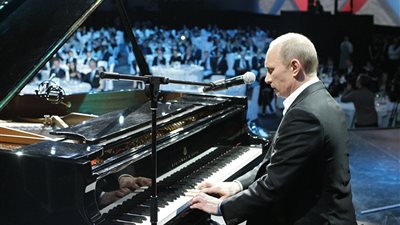 بالصور.. مواهب الرؤساء وقادة العالم.. «بوتين» عازف بيانو.. «أوباما» راقص تانجو.. رئيسة الأرجنتين «راقصة بريمو».. «ميركل» مطربة للأطفال.. هيلاري كلينتون راقصة در