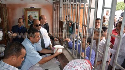 بالصور.. محافظ الدقهلية يشرف على توزيع السكر