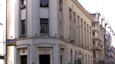 العاملون بمستشفيات جامعة الإسكندرية يهددون بالاعتصام أمام البنك الأهلي المصري