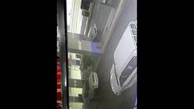 بالفيديو.. شاهد ماذا حدث لـ«حرامي» سرق سيارة من محطة وقود بالسعودية