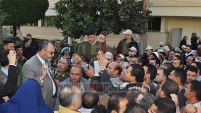 مئات المظاهرين يغلقون باب محافظة كفر الشيخ ويهاجمون الحسينى