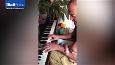بالفيديو والصور.. أب يعزف لابنه مقطوعة موسيقية ليساعده على النوم