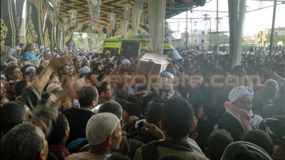 بالفيديو والصور.. محافظ الفيوم يتقدم مشيعي ضحايا حادث الأردن