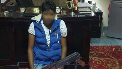 ضبط أعرابي بحوزته سلاح آلي وهيروين بالإسماعيلية