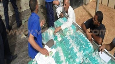 بالصور.. استمرار أزمة السكر ببني سويف.. المواطنون: الكيلو بـ10 جنيهات والمسئولون تركونا فريسة للمحتكرين.. بقال تمويني: «مستلمناش الحصة منذ سبتمبر».. مسئول بـ«التموين»: المخزون الاس