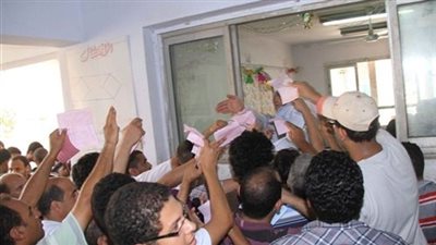 إقبال متوسط على مدرسة العباسية لتقديم تظلمات الثانوية العامة