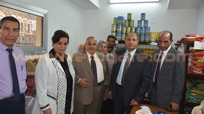 بالصور.. محافظ البحيرة يفتتح منافذ السلع الخاصة بالغرفة التجارية