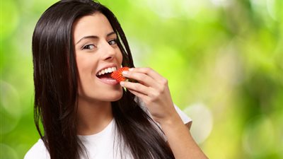 قائمة بأطعمة تغذي الشعر وتمنع تساقطه