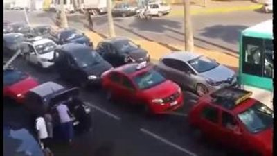 بالفيديو.. فتاة ترصد سرقة في إشارة مرور من شرفة منزلها