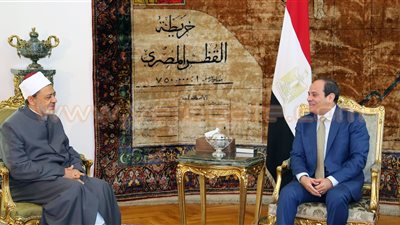 السيسي ينزع فتيل الأزمة بين الأزهر والأوقاف.. الرئيس يؤكد دعم الدولة لمؤسسة الأزهر.. شباب «البرنامج الرئاسي» يضعون رؤية متكاملة حول تجديد الخطاب الديني.. «جمعة»: الخطب المكتوبة لها