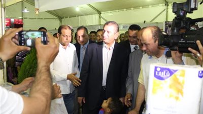 بالصور.. محافظ كفر الشيخ يفتتح معرض «أهلا رمضان»