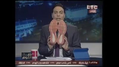 «الغيطي» يرد على «ميسي» بخلع حذائه: «أطهر من الكوتشي بتاعك»