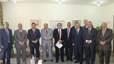 وزير البيئة يستعرض استعدادات مواجهة نوبات تلوث الهواء عام 2016