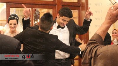 بالفيديو والصور.. أمير عزمي يرقص مع عروسه في حفل زفافهما