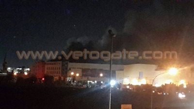 بالصور.. إصابة شخصين في حريق مصنع حلويات العاشر من رمضان