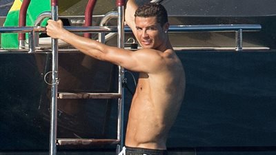 بالصور.. كريستيانو رونالدو في رحلة استرخاء على شواطئ «إيبيزا»